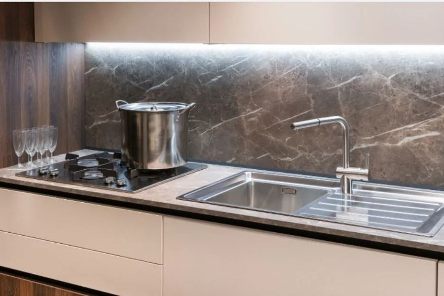 Khi bếp và chậu rửa đặt sát nhau, yếu tố Hỏa và Thủy sẽ đối đầu trực tiếp, gây mất cân bằng năng lượng.