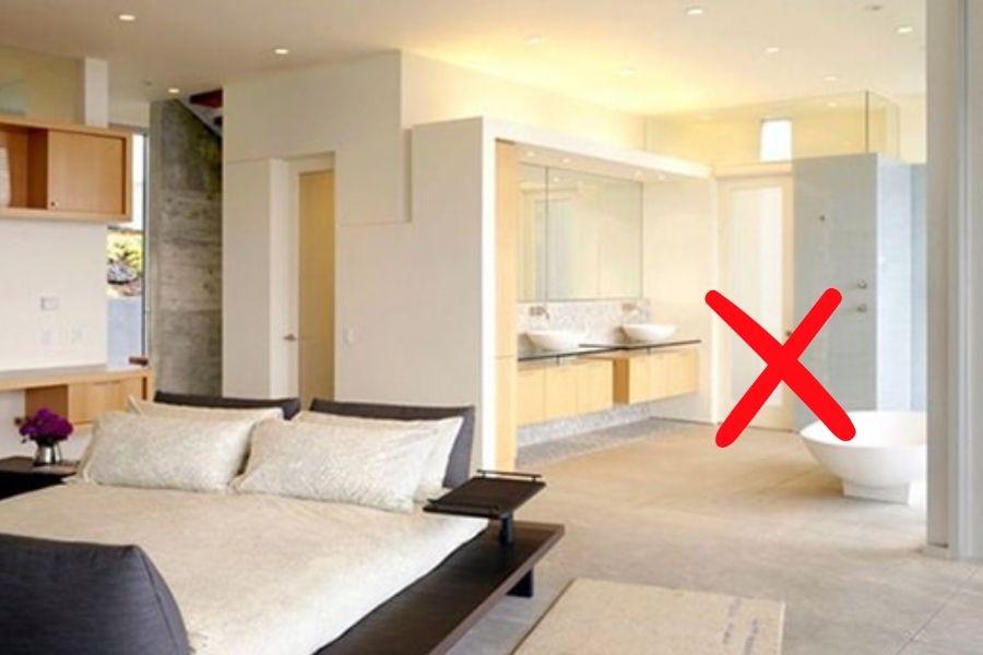 Tường nhà vệ sinh thường có độ ẩm cao và dễ gây cảm giác bí nếu kê giường sát bên cạnh