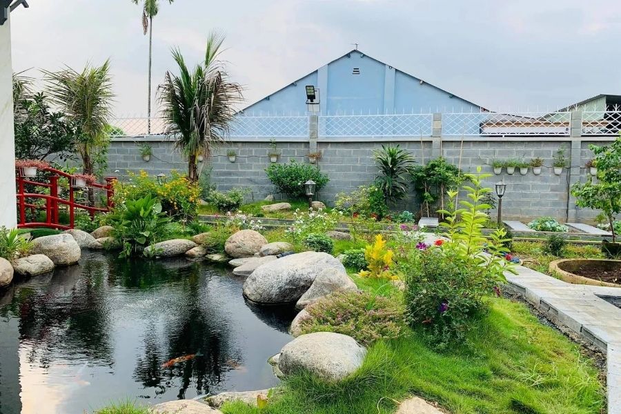Tiểu cảnh xanh hoặc hồ nước giúp cân bằng yếu tố ngũ hành và tạo cảm giác thư giãn cho không gian sống.