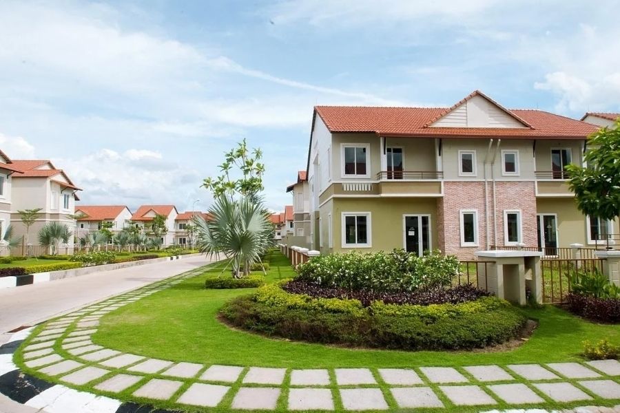 Một số vị trí nhà ở được xem là không tốt về phong thủy vì có thể ảnh hưởng đến dòng khí và tạo cảm giác bất an cho gia chủ.