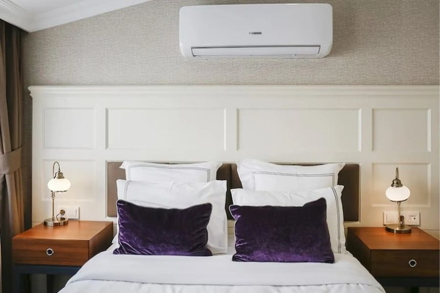 Điều hòa đặt ngay phía trên đầu giường không chỉ ảnh hưởng đến sức khỏe mà còn không tốt theo phong thủy.