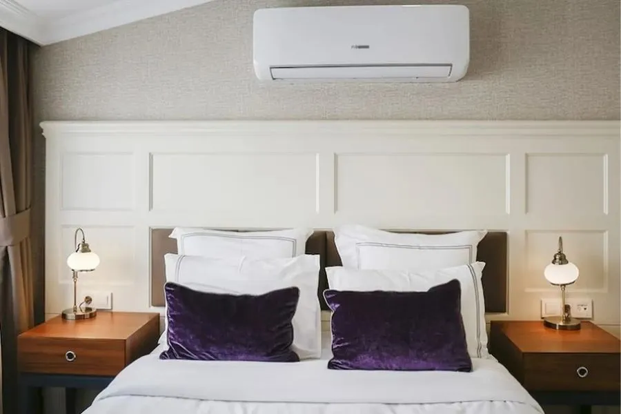 Điều hòa đặt ngay phía trên đầu giường không chỉ ảnh hưởng đến sức khỏe mà còn không tốt theo phong thủy.