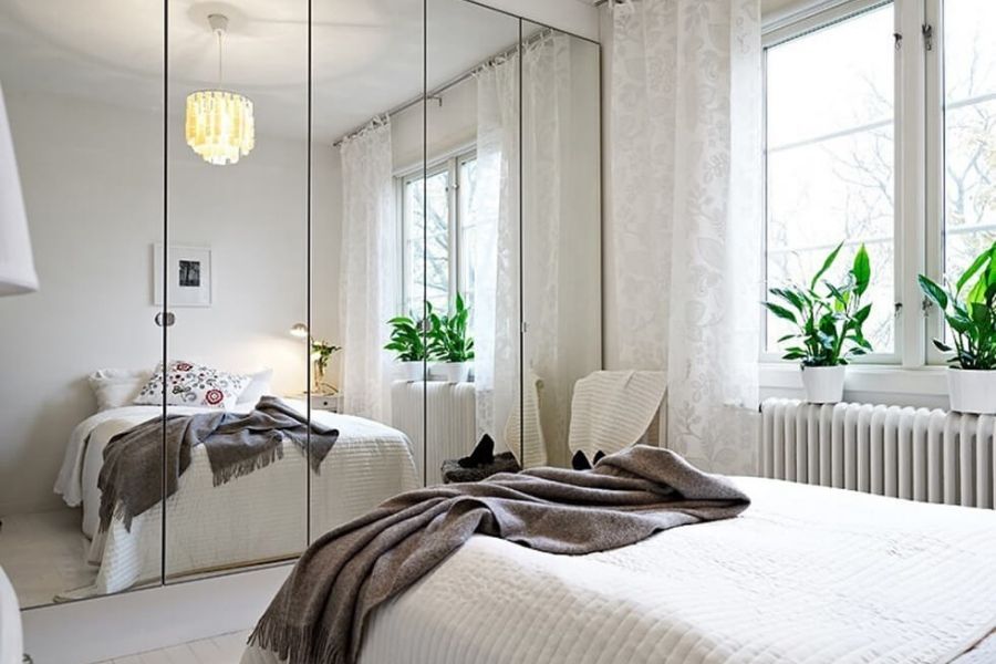 Gương là vật dụng phổ biến trong phòng ngủ nhưng nếu đặt đối diện giường sẽ không tốt theo phong thủy.