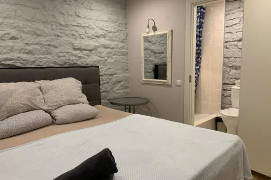 Giường ngủ đặt đối diện cửa phòng hoặc cửa nhà vệ sinh được xem là vị trí không tốt trong phong thủy.