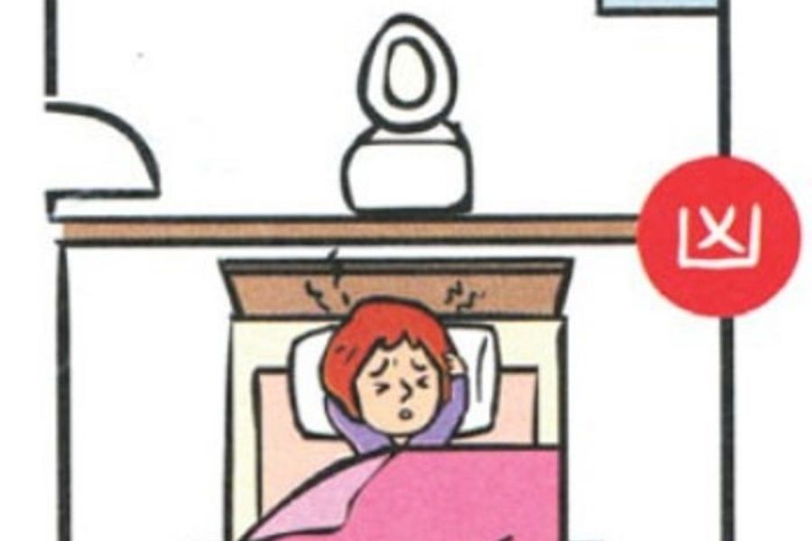 Một lỗi phong thủy khá phổ biến là kê đầu giường sát bức tường phía sau bồn cầu.