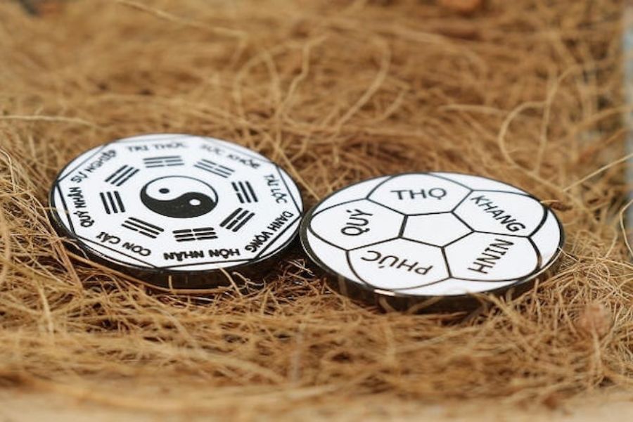 Phong thuỷ là học thuyết nghiên cứu sự ảnh hưởng của hướng gió, dòng khí, cách bố trí không gian đến đời sống con người.