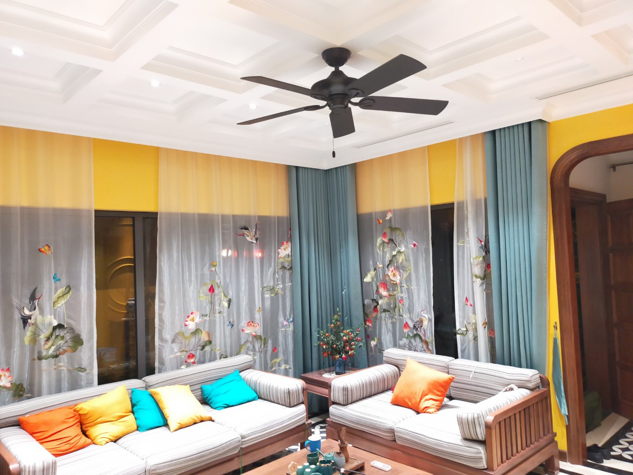 Quạt điện là một trong những thiết bị tiêu thụ ít điện năng nhất trong gia đình. Vì vậy, ngay cả khi sử dụng liên tục 24/24, chi phí điện vẫn khá thấp so với nhiều thiết bị khác như điều hòa hay bình nóng lạnh.