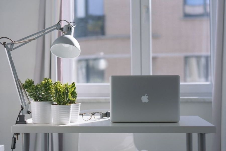 Một chiếc bàn chất đầy hồ sơ, giấy tờ và vật dụng linh tinh sẽ khiến dòng năng lượng bị trì trệ.