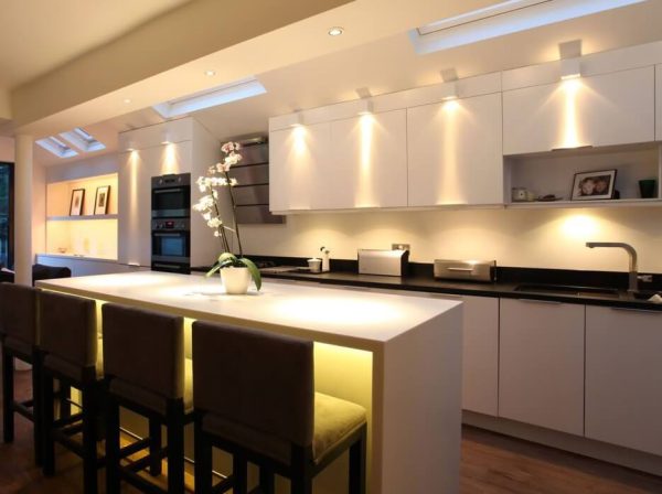 Cách bố trí đèn phòng bếp đẹp, sáng rõ và ấm cúng