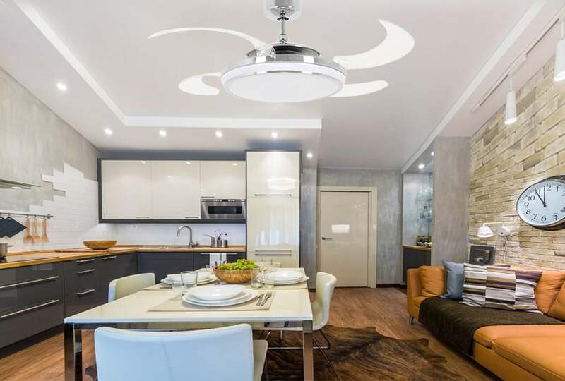 Với bếp có diện tích lớn hoặc trần cao, quạt trần đèn cũng là lựa chọn phù hợp để bổ sung ánh sáng chung đồng thời hỗ trợ làm mát không gian.