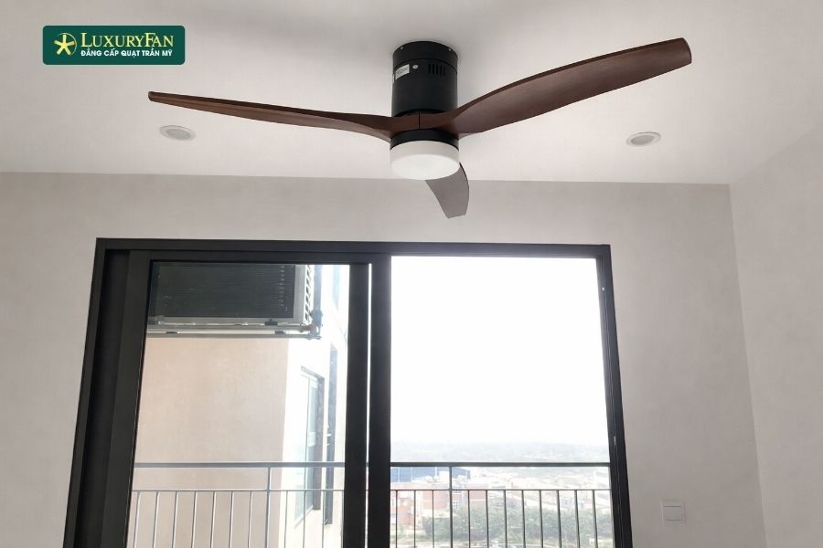 Với thiết kế ty treo ngắn, quạt được lắp cao hơn so với các mẫu truyền thống, giúp duy trì khoảng cách an toàn giữa cánh quạt và người sử dụng