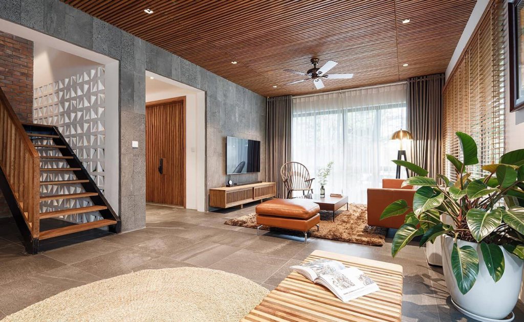 Trần gỗ luôn là lựa chọn được đánh giá cao nhờ vẻ đẹp sang trọng, ấm cúng và gần gũi với thiên nhiên.