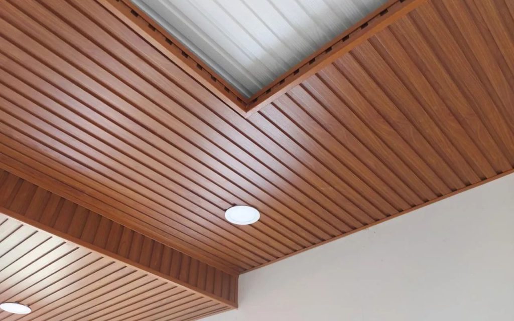 Lam gỗ là giải pháp trang trí được nhiều kiến trúc sư lựa chọn nhằm tăng chiều sâu và tạo điểm nhấn cho trần nhà