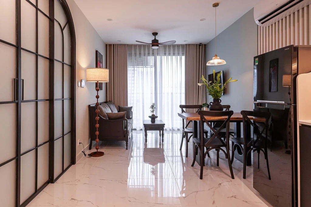 Những vật liệu có nguồn gốc tự nhiên như gỗ, đá, mây tre hay vải linen ngày càng xuất hiện nhiều trong các thiết kế nội thất chung cư hiện đại.