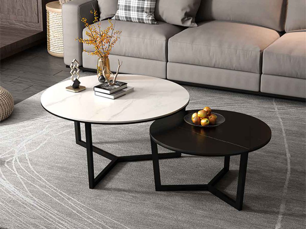 Bàn trà thường được đặt phía trước sofa để phục vụ nhu cầu tiếp khách, đặt đồ uống hoặc các vật dụng sử dụng hằng ngày