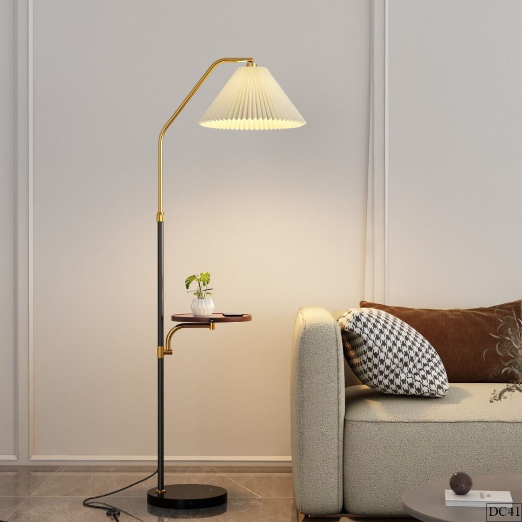 Đèn và phụ kiện được sử dụng vừa đủ để tạo chiều sâu cho phòng khách.