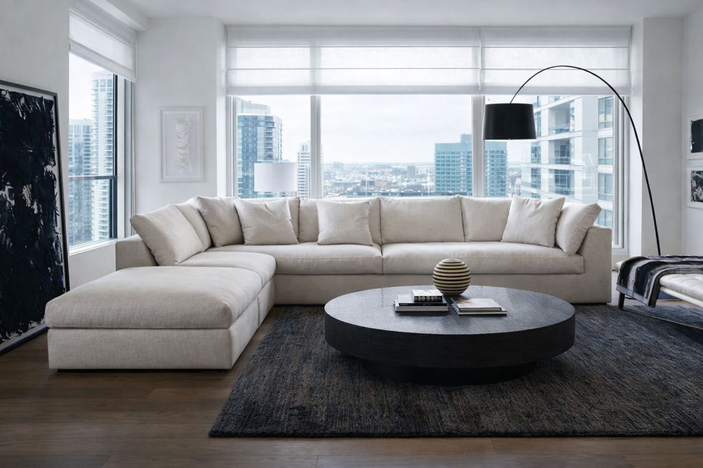 Sofa chữ L giúp tối ưu khu vực tiếp khách và tạo cảm giác ấm cúng.