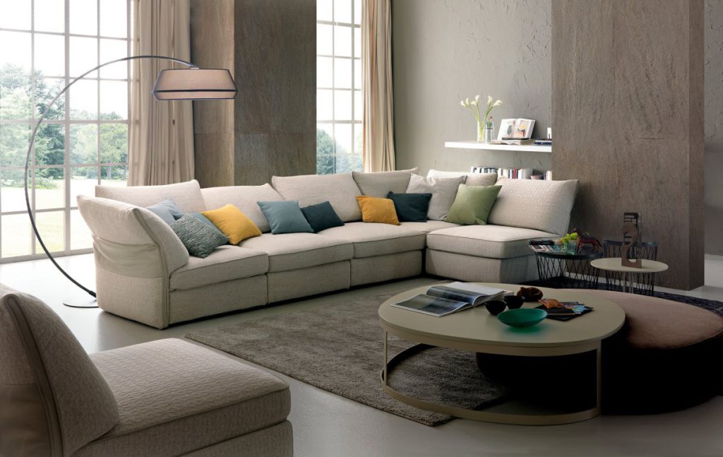 Thay vì trang trí nhiều chi tiết trên tường, sofa có thể trở thành điểm nhấn trung tâm của căn phòng.
