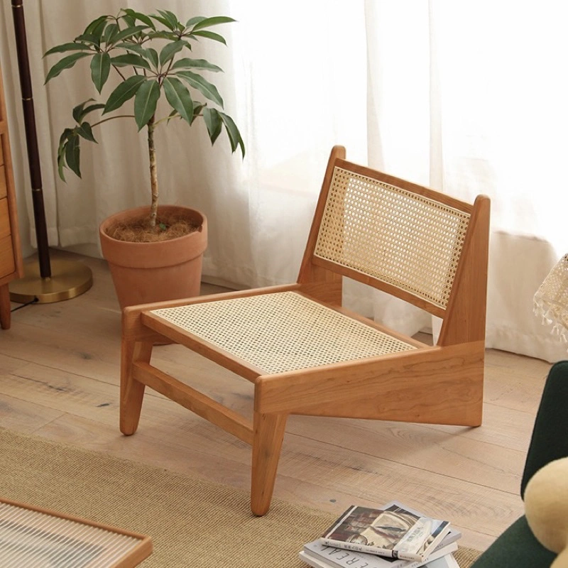 Ghế đơn có khung gỗ, mặt ngồi bằng vải, mây đan hoặc chất liệu tự nhiên là lựa chọn phù hợp cho phòng khách kiểu Nhật