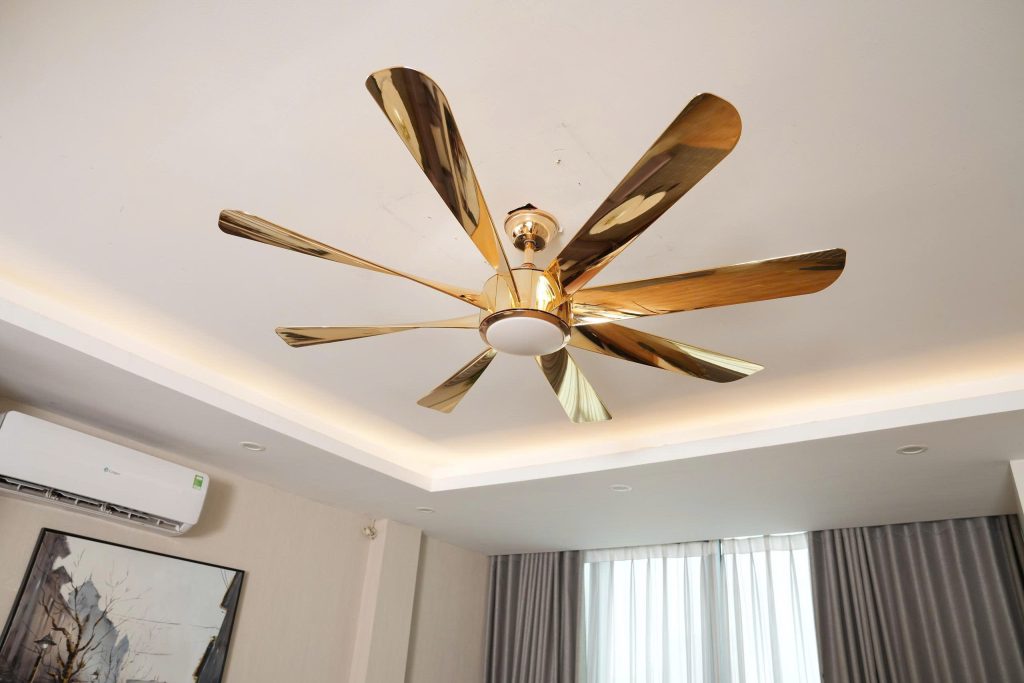 Quạt trần cánh kim loại thường có thiết kế mạnh mẽ, chắc chắn và mang phong cách công nghiệp