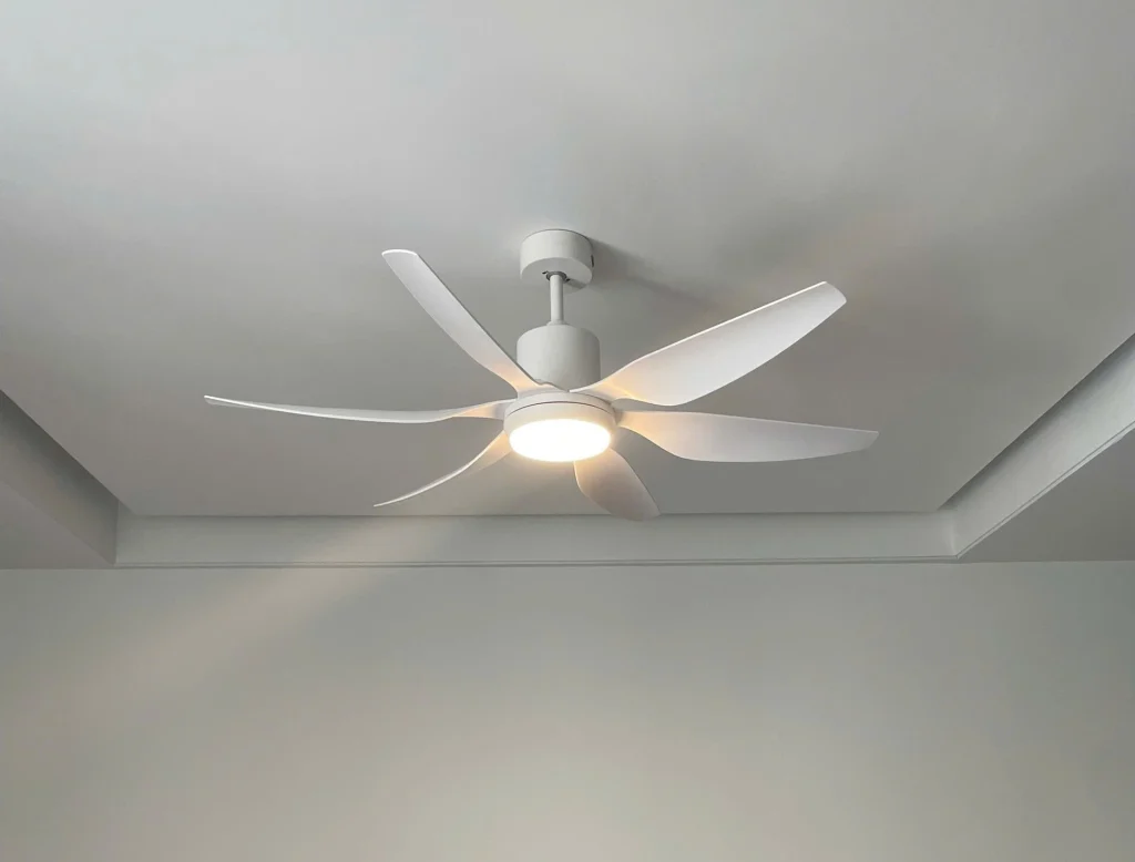 Quạt trần tối giản tập trung vào công năng, hình khối đơn giản và màu sắc nhẹ nhàng. Sản phẩm thường không có quá nhiều chi tiết trang trí, nhờ đó dễ kết hợp với các không gian nội thất hiện đại.