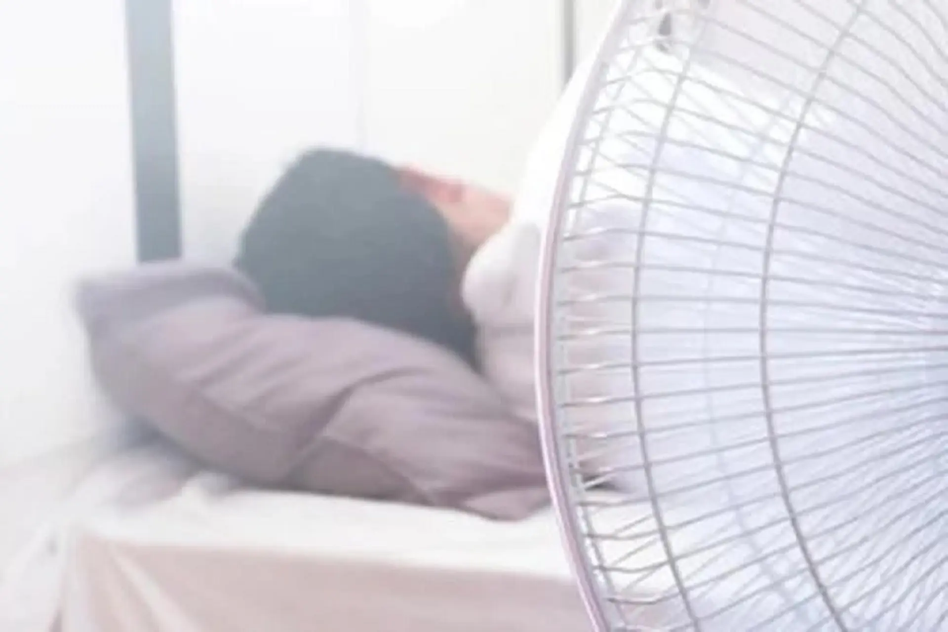 Bật quạt 8 tiếng mỗi đêm tiêu thụ khoảng 0,44 kWh điện