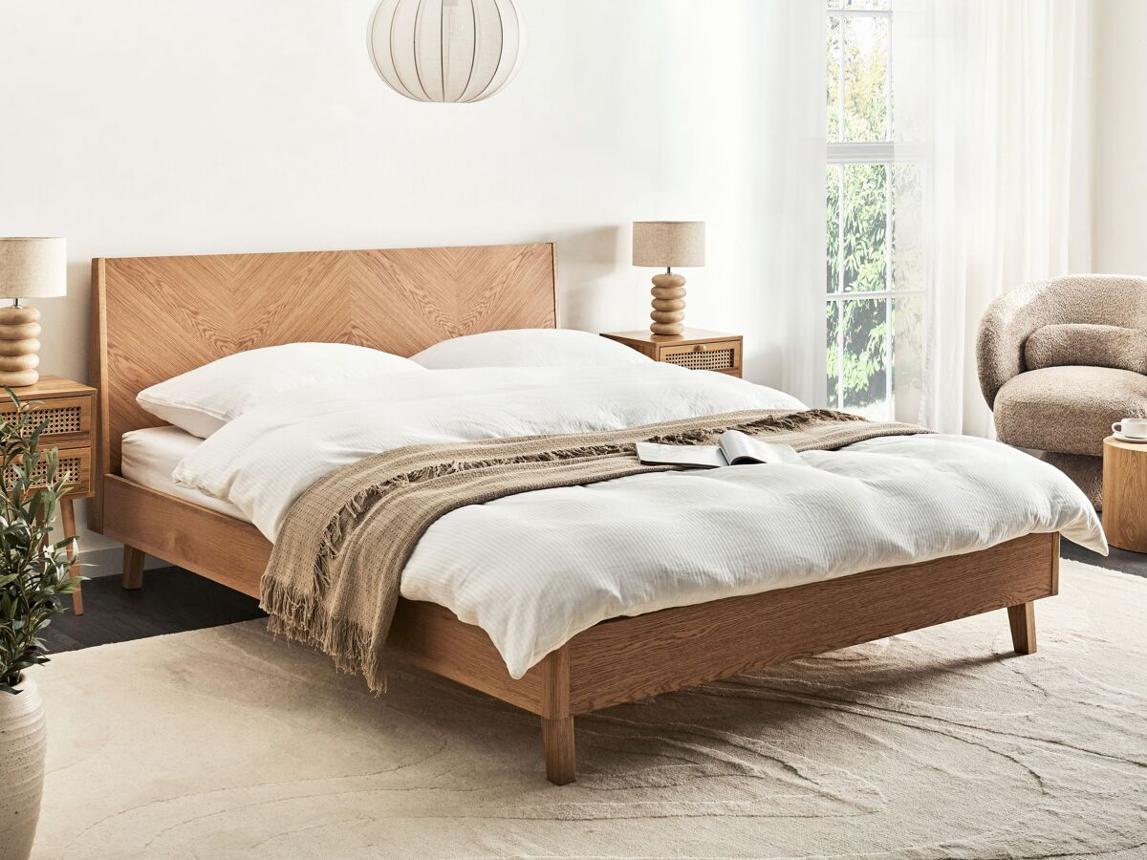 Phòng ngủ Scandinavian ưu tiên màu sắc nhẹ nhàng và đồ nội thất đơn giản để tạo cảm giác thư giãn.