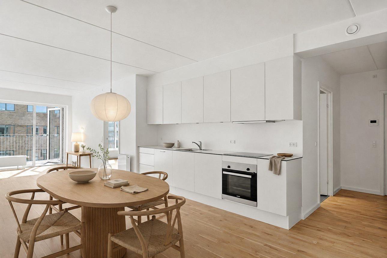 Phòng bếp Scandinavian kết hợp hài hòa giữa nội thất gỗ, gam màu sáng và công năng tiện dụng.