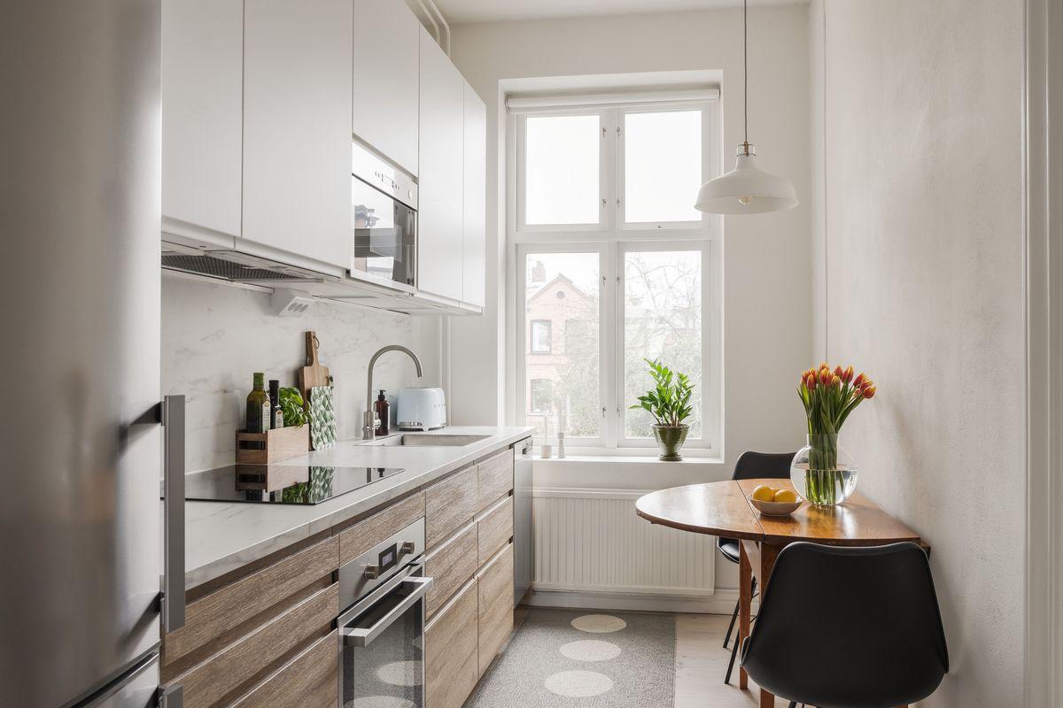 Phòng bếp Scandinavian kết hợp hài hòa giữa nội thất gỗ, gam màu sáng và công năng tiện dụng.