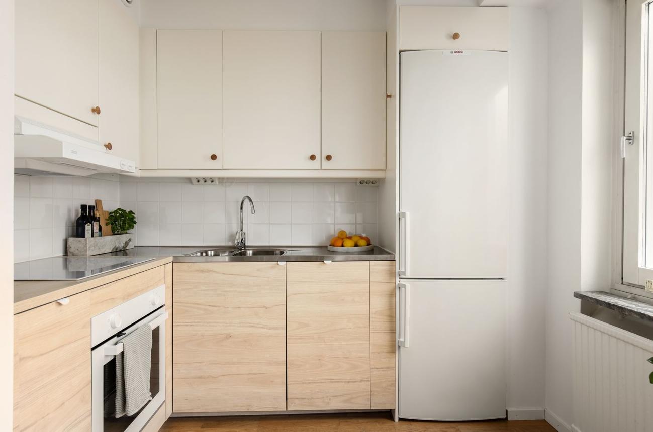 Phòng bếp Scandinavian kết hợp hài hòa giữa nội thất gỗ, gam màu sáng và công năng tiện dụng.