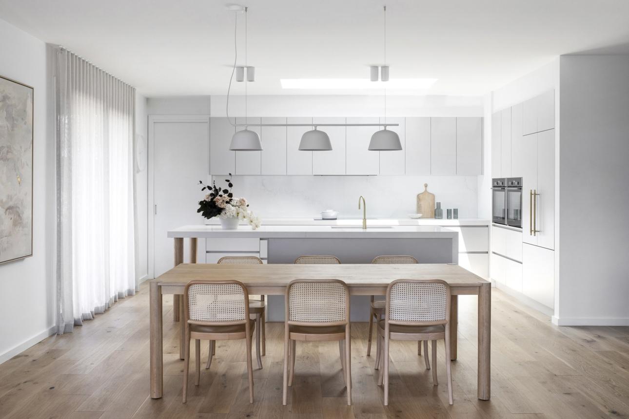 Phòng bếp Scandinavian kết hợp hài hòa giữa nội thất gỗ, gam màu sáng và công năng tiện dụng.