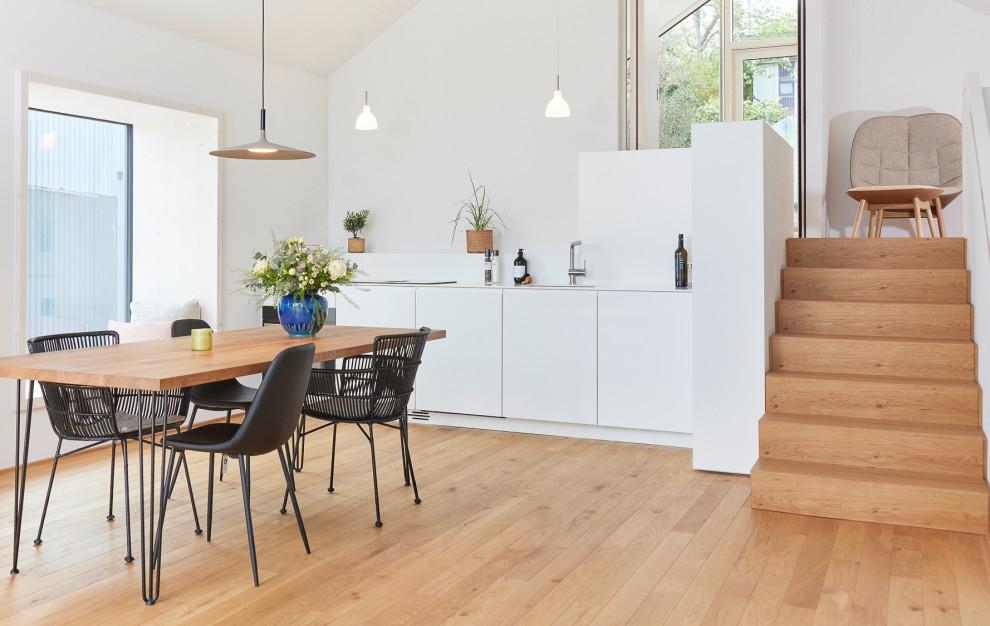 Phòng bếp Scandinavian kết hợp hài hòa giữa nội thất gỗ, gam màu sáng và công năng tiện dụng.