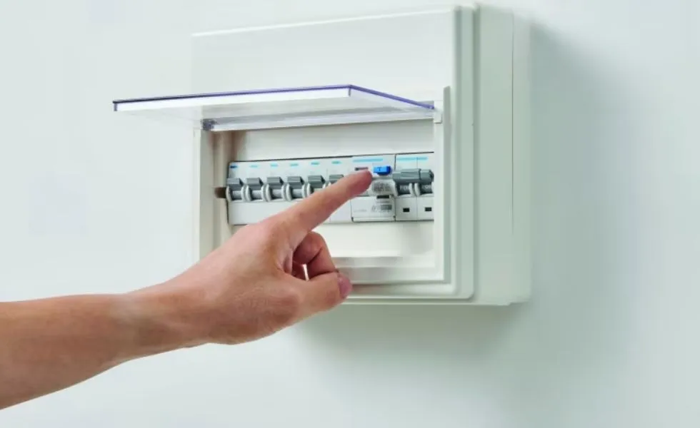 Ngắt aptomat trước khi thay tụ quạt trần